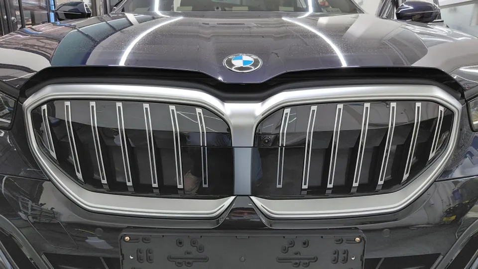 BMW 5 Series G30のカーラッピング事例:グリル交換で印象激変 施工写真 1-3