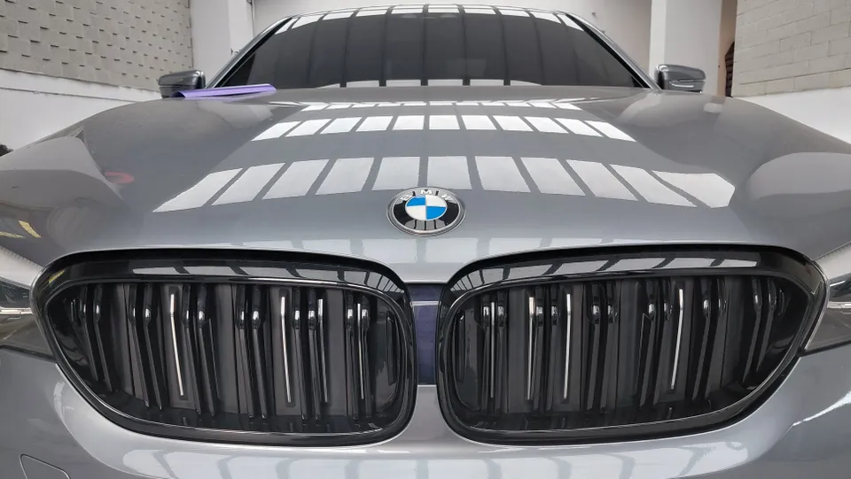 BMW 5 Series G30のカーラッピング事例:グリル交換で印象激変 施工写真 2-3