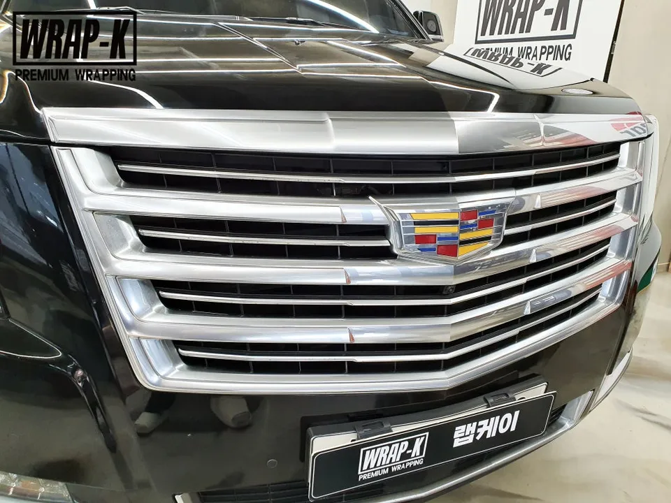 Cadillac Escaladeのカーラッピング事例|費用目安・仕上がり 施工写真 2-2