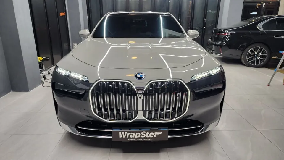 BMW i7 vinyl wrap - BMW i7 Two-Tone Wrap Review: Champagne Gold Upgrade photo 3