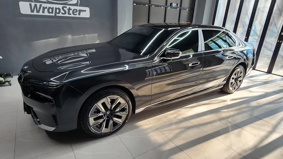 BMW i7 vinyl wrap - BMW i7 Two-Tone Wrap Review: Champagne Gold Upgrade photo 4