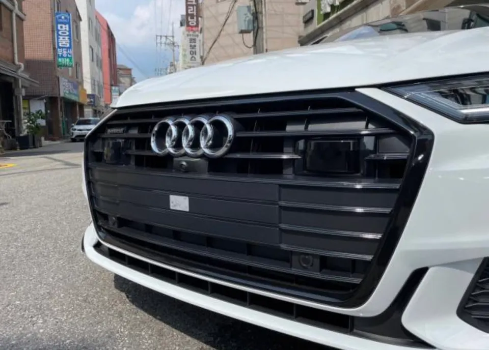 Audi A6のカーラッピング事例｜クローム部分のブラックアウト 施工写真 3-2
