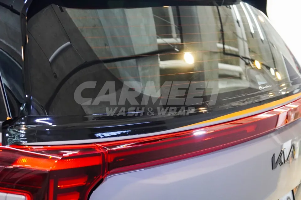 Kia Carnival KA4のカーラッピング事例:Cピラーとトランクのクローム除去 施工写真 3-2