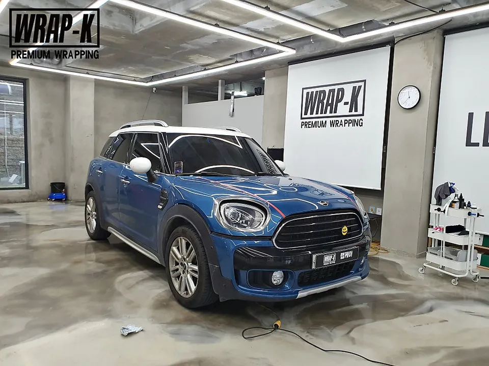 MINI Countryman F60のカーラッピング事例|バイパーラインで個性を演出 施工写真 2-3