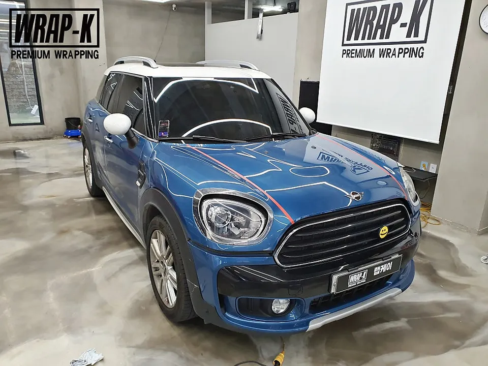 MINI Countryman F60のカーラッピング事例|バイパーラインで個性を演出 施工写真 3-3