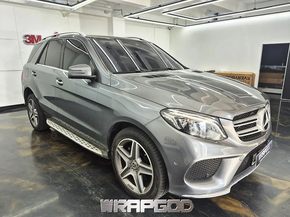 Mercedes-Benz GLEのカーラッピング事例｜高級感ある室内へ 施工写真 4-1