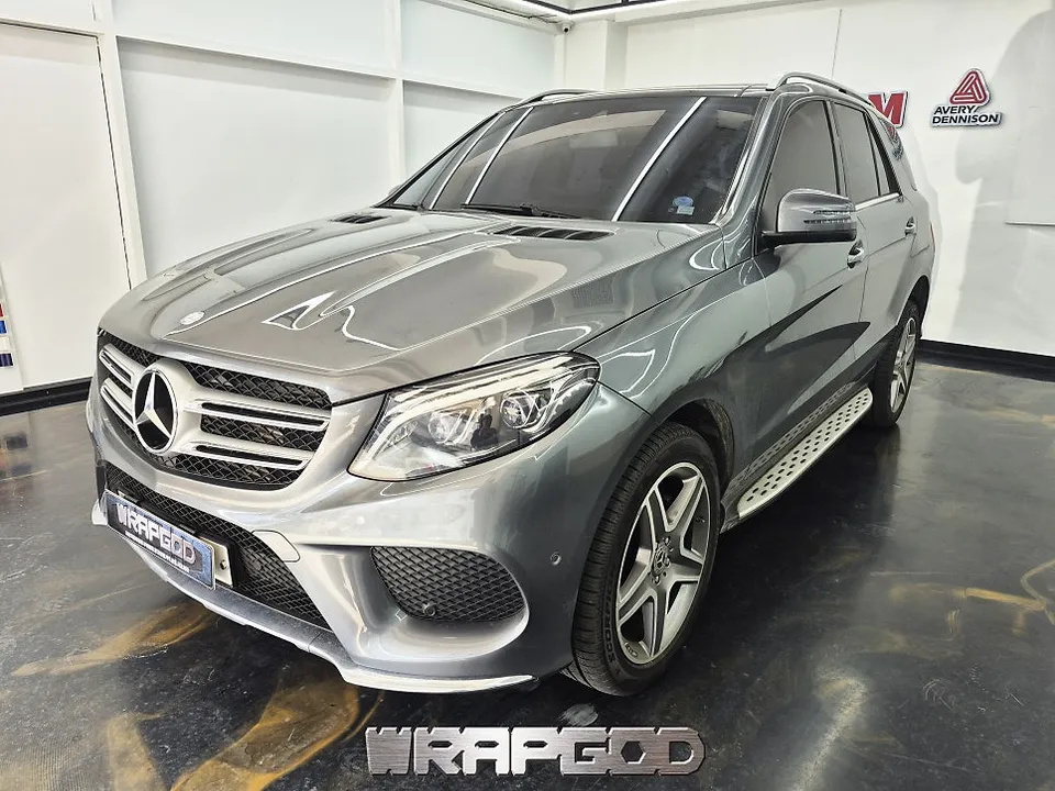 Mercedes-Benz GLEのカーラッピング事例｜高級感ある室内へ 施工写真 1-2