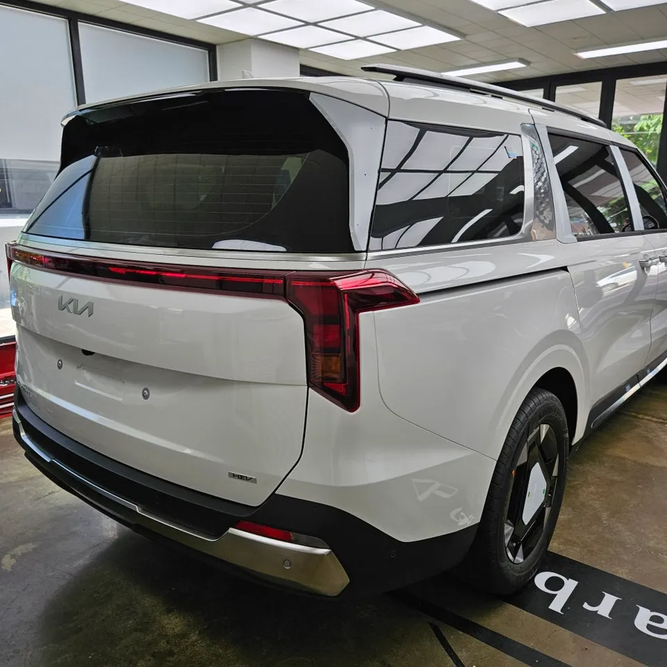Kia Carnival vinyl wrap - Kia Carnival Vinyl Wrap Review: Gloss Black Upgrade photo 3