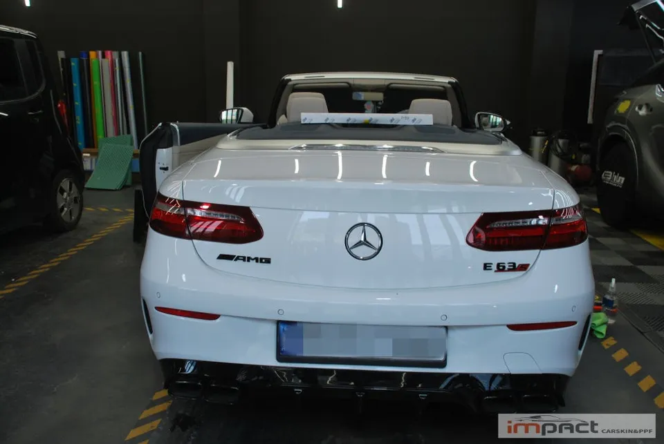 Mercedes-Benz Eクラス カブリオレのカーラッピング事例 施工写真 2-1