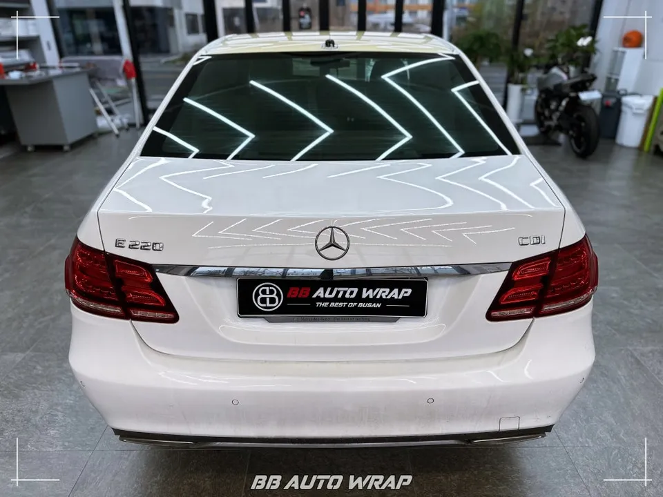 Mercedes-Benz Mercedes vinyl wrap - Mercedes-Benz E-Class Vinyl Wrap Review — Gloss Black Roof photo 4