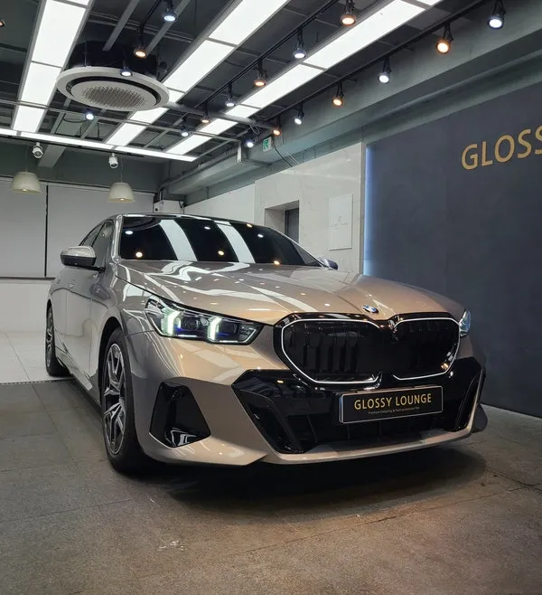 BMW 5 Series G30 グリルラッピング事例｜費用目安・仕上がり 施工写真 1-2