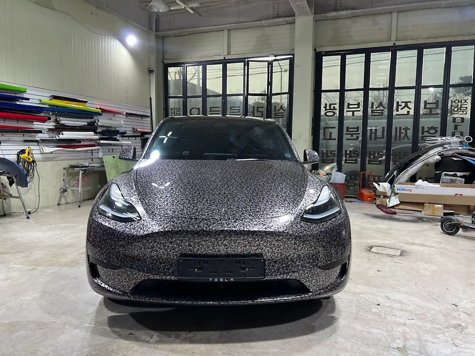 Tesla Model Yのカーラッピング事例：ポーズドカーボンで個性を演出 施工写真 3-1