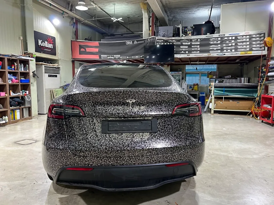 Tesla Model Yのカーラッピング事例：ポーズドカーボンで個性を演出 施工写真 1-2