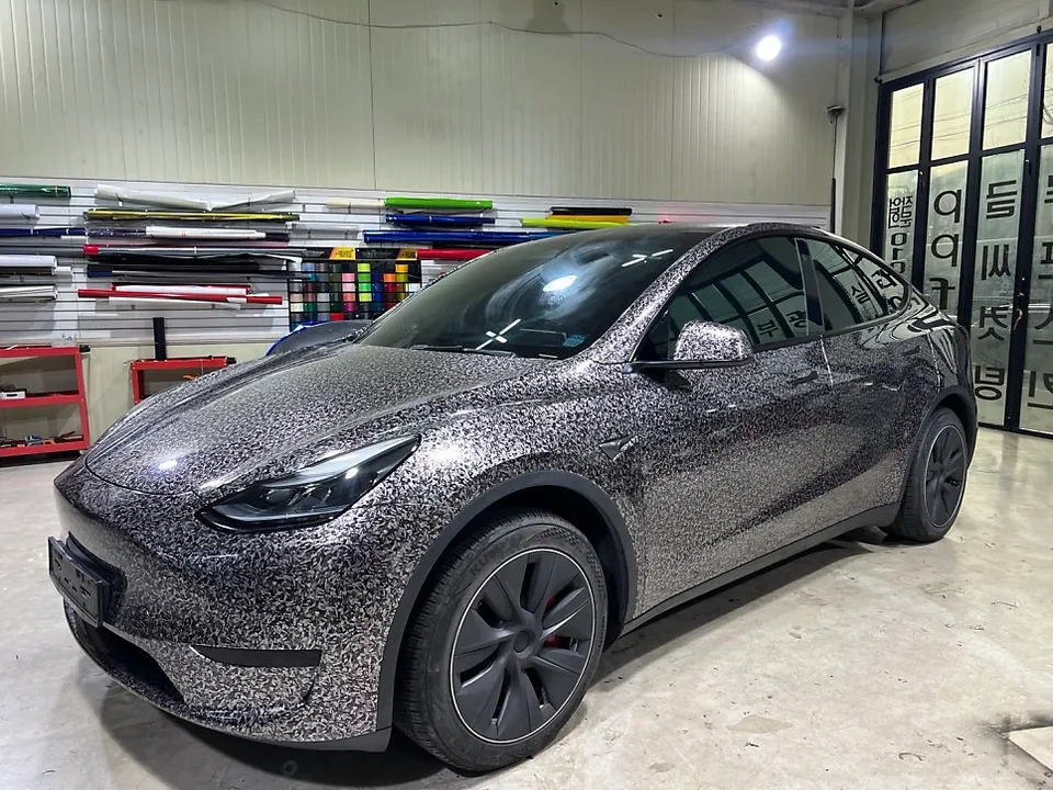 Tesla Model Yのカーラッピング事例：ポーズドカーボンで個性を演出 施工写真 2-2