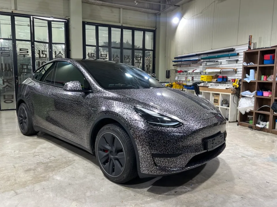 Tesla Model Yのカーラッピング事例：ポーズドカーボンで個性を演出 施工写真 3-2