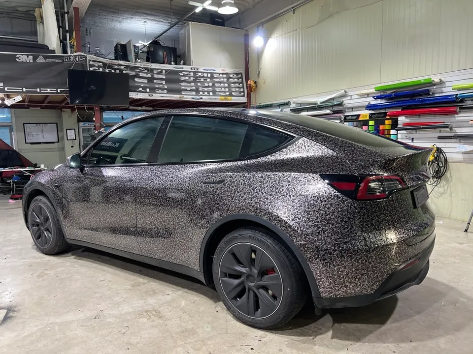 Tesla Model Yのカーラッピング事例：ポーズドカーボンで個性を演出 施工写真 1-3