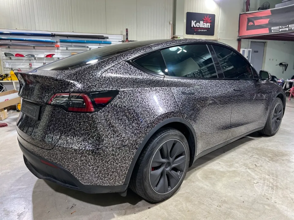 Tesla Model Yのカーラッピング事例：ポーズドカーボンで個性を演出 施工写真 2-3