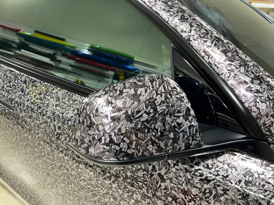 Tesla Model Yのカーラッピング事例：ポーズドカーボンで個性を演出 施工写真 3-3