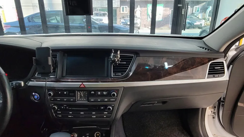 Genesis G80のカーラッピング事例｜内装カスタム 施工写真 2-1