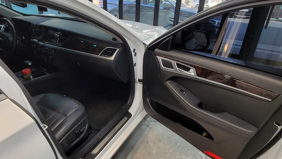 Genesis G80のカーラッピング事例｜内装カスタム 施工写真 1-2
