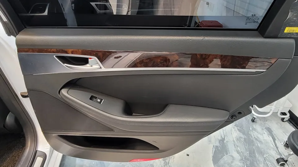 Genesis G80のカーラッピング事例｜内装カスタム 施工写真 1-3