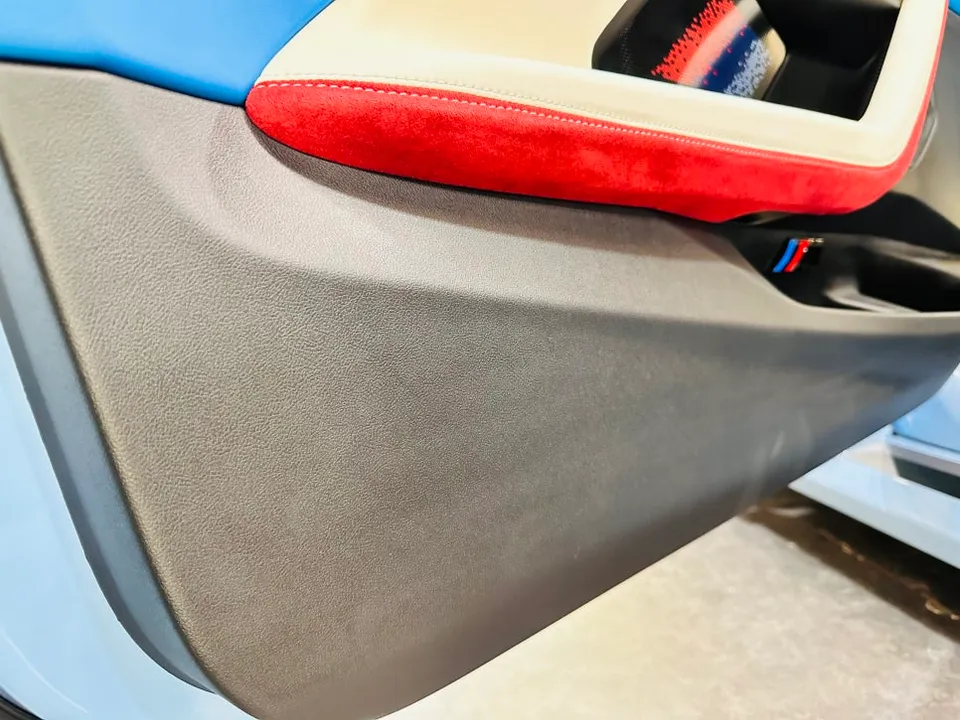 BMW M2のカーラッピング事例｜ドアパネルの6Dカーボン調ポイント施工 施工写真 3-1
