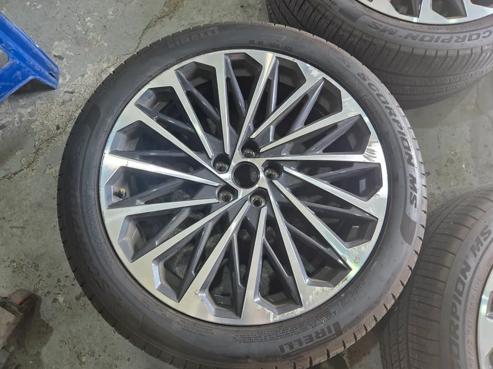 Hyundaiのホイールリペア・塗装事例 施工写真 2-1