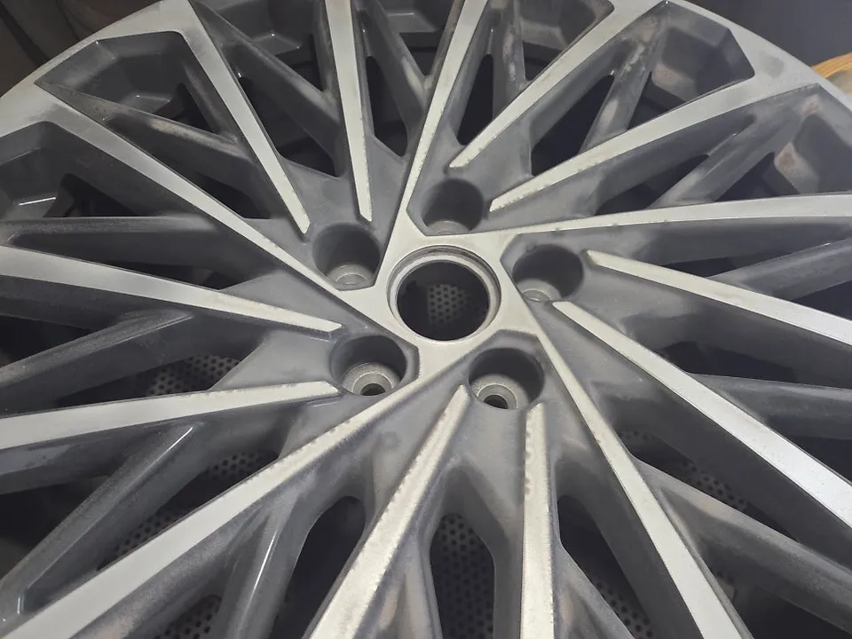 Hyundaiのホイールリペア・塗装事例 施工写真 4-2
