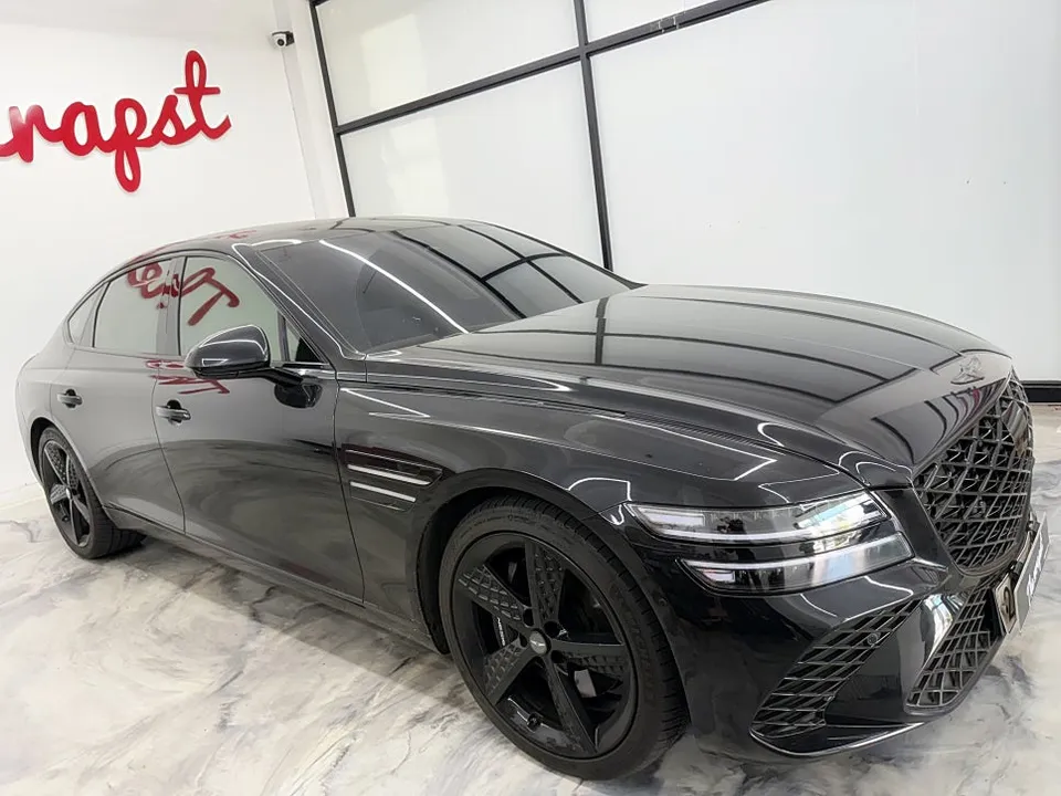 Genesis G80 RG3のカーラッピング事例｜ディープブルーの光沢 施工写真 2-1