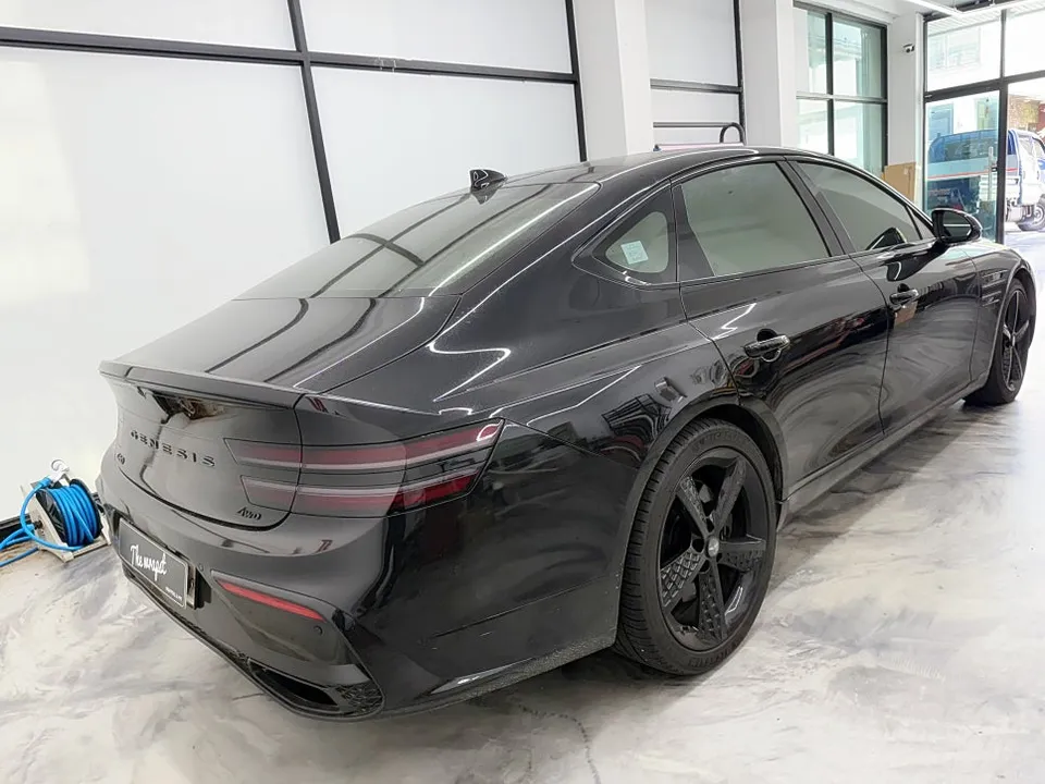 Genesis G80 RG3のカーラッピング事例｜ディープブルーの光沢 施工写真 3-1