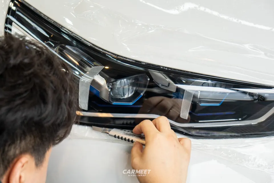 BMW 5 SeriesのPPF施工事例:ヘッドライトと生活傷保護 施工写真 3-3