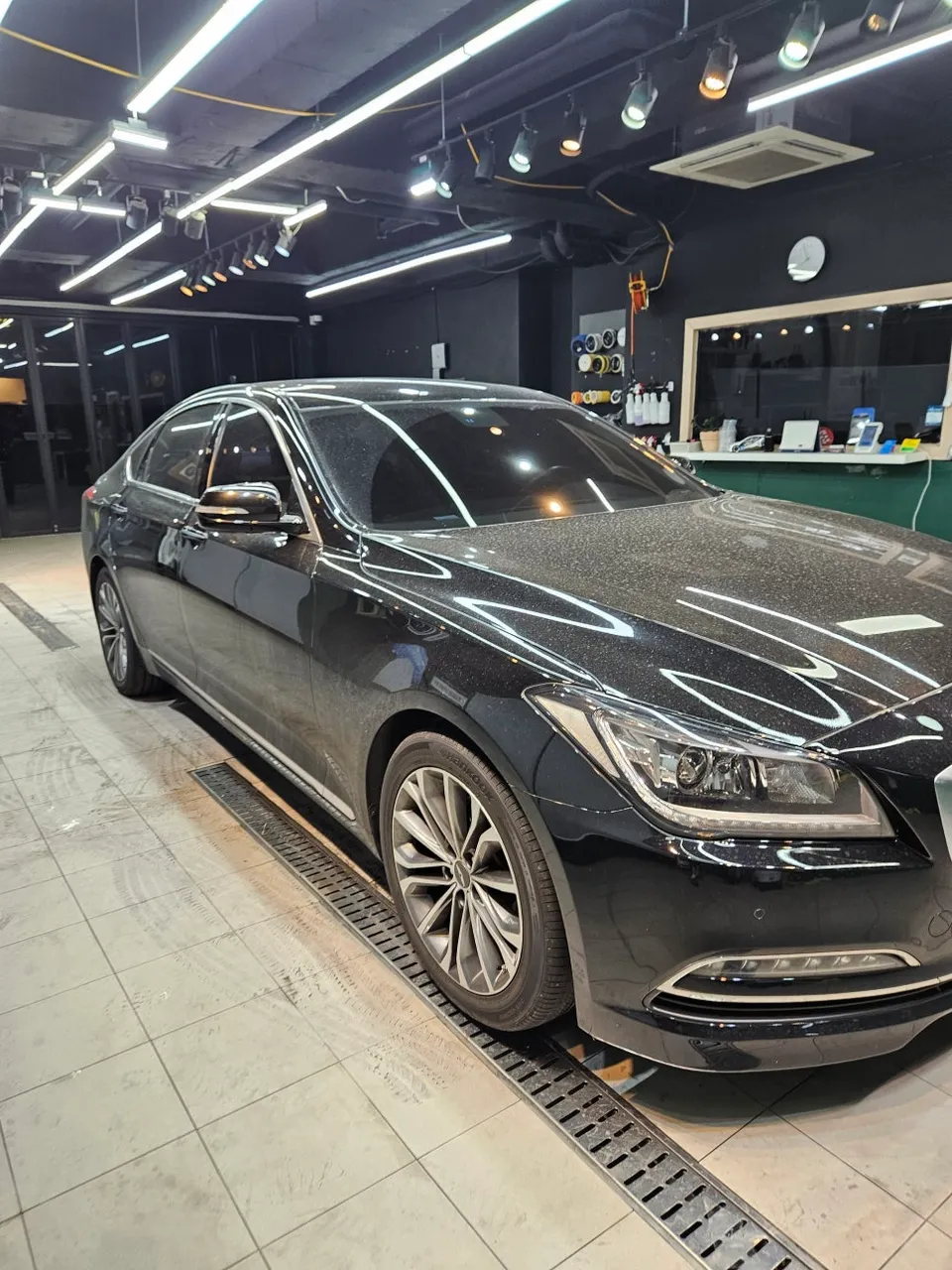Genesis G80のガラスコーティング事例|費用目安と仕上がり 施工写真 2-1