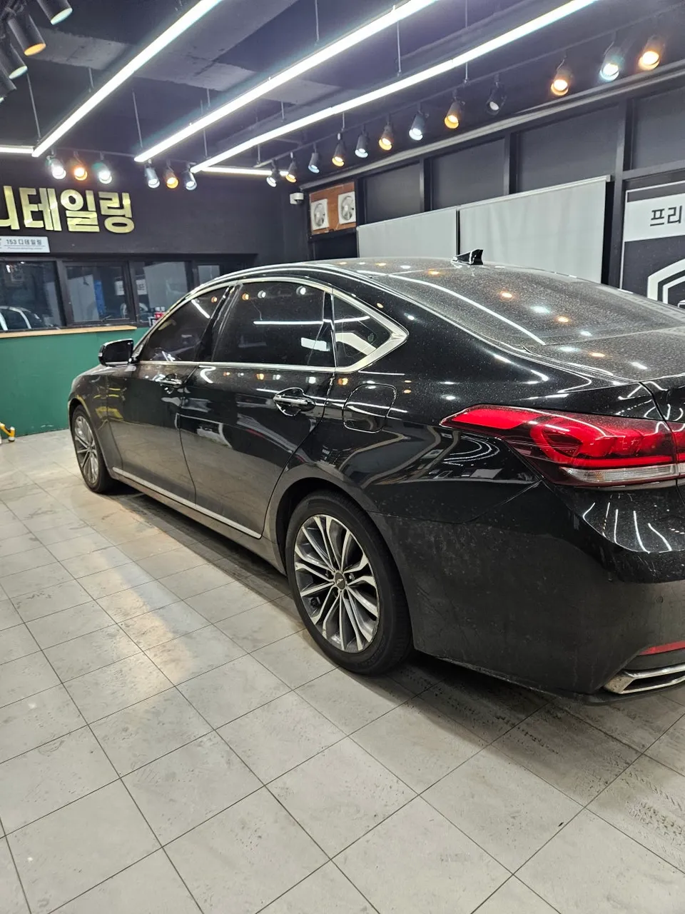 Genesis G80のガラスコーティング事例|費用目安と仕上がり 施工写真 3-1