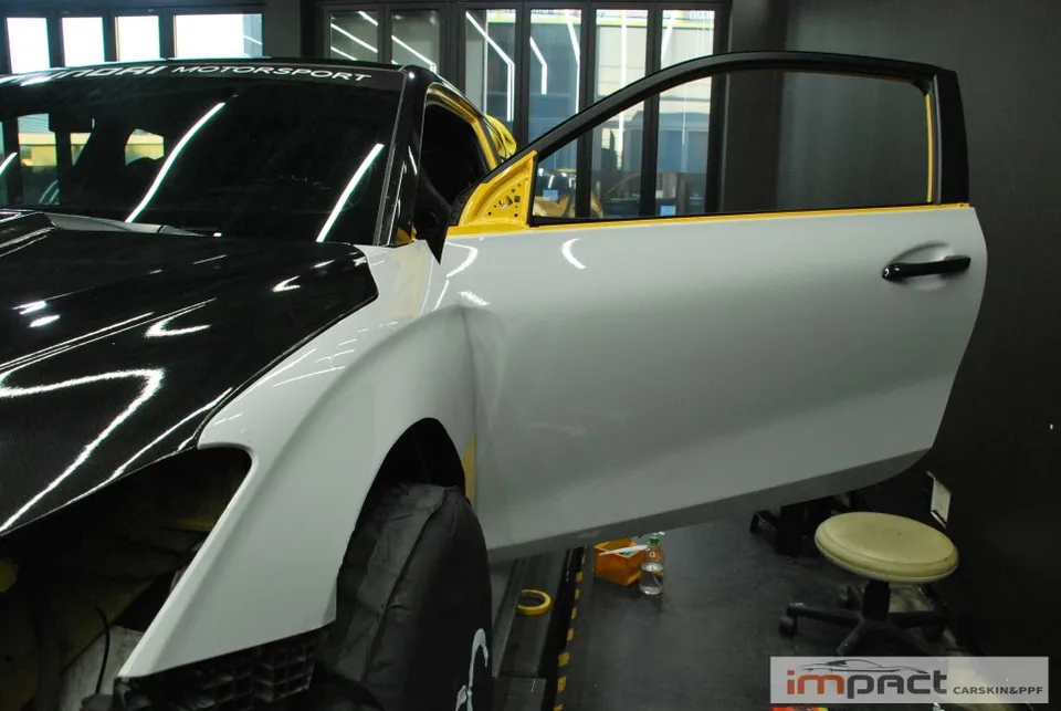 Hyundai Veloster Nのカーラッピング事例｜費用目安・仕上がり 施工写真 4-2