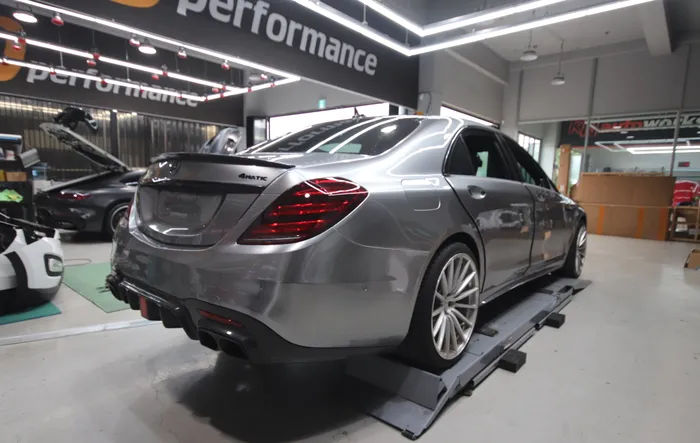 Mercedes-Benz S-Class W222のカーラッピング事例|サテンブラック 施工写真 3-1