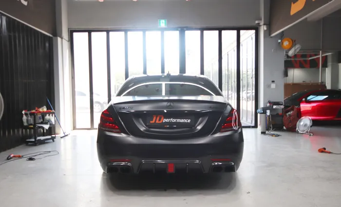 Mercedes-Benz S-Class W222のカーラッピング事例|サテンブラック 施工写真 3-2