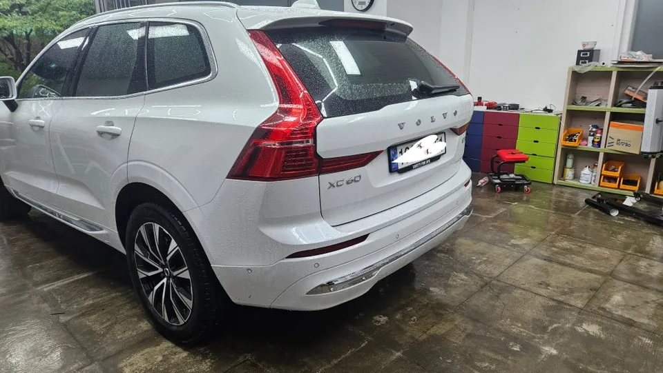 Volvo XC60のPPF施工事例|保険適用で再施工 施工写真 1-1