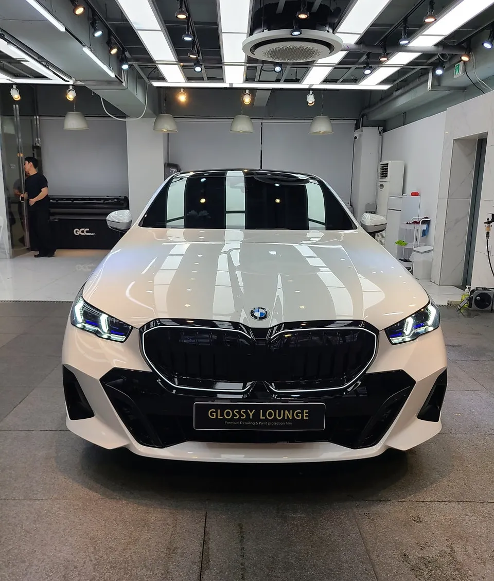 BMW 5 Seriesのカーラッピング事例｜費用目安・仕上がり 施工写真 1-2