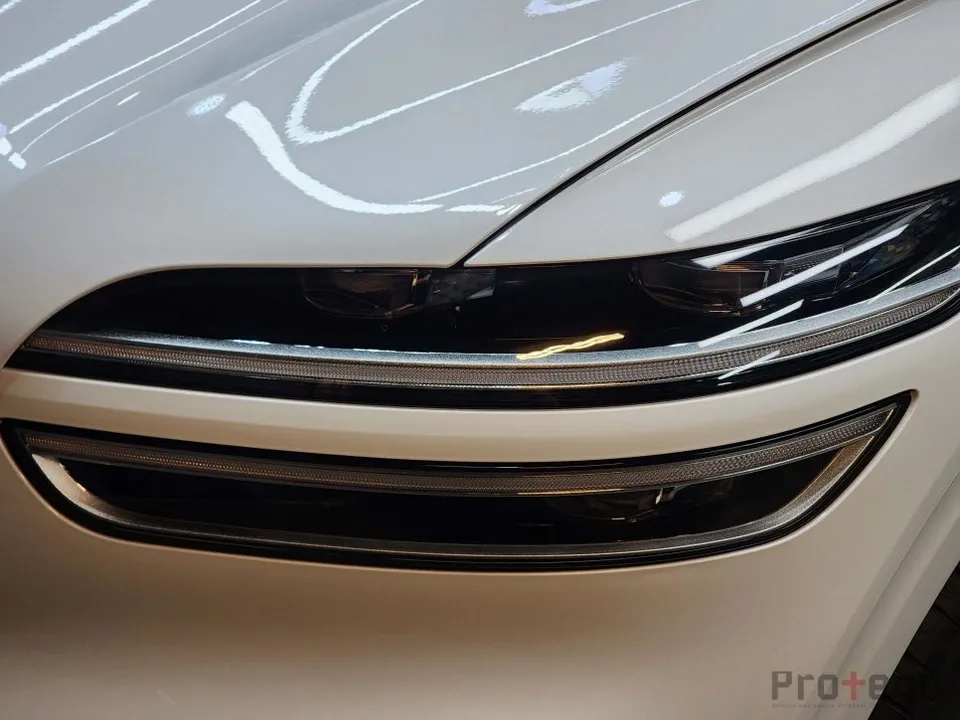 Genesis GV70 PPF施工事例|ハイグロスの傷対策 施工写真 2-1