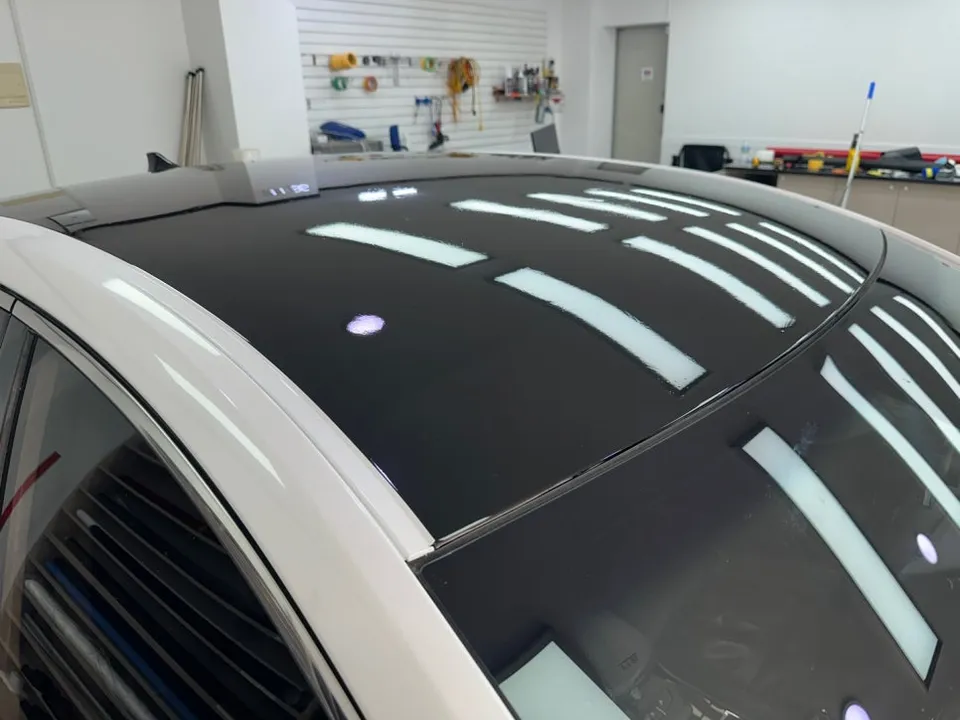 Kia K7のカーラッピング事例|高光沢フィルムで高級感アップ 施工写真 2-3