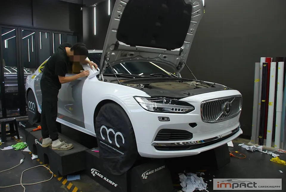 Volvo S90のカーラッピング事例|ホワイトで洗練された印象へ 施工写真 3-3