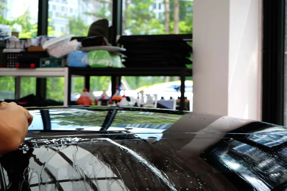 Tesla Model Y PPF施工事例|熱線遮断効果と費用目安 施工写真 2-3