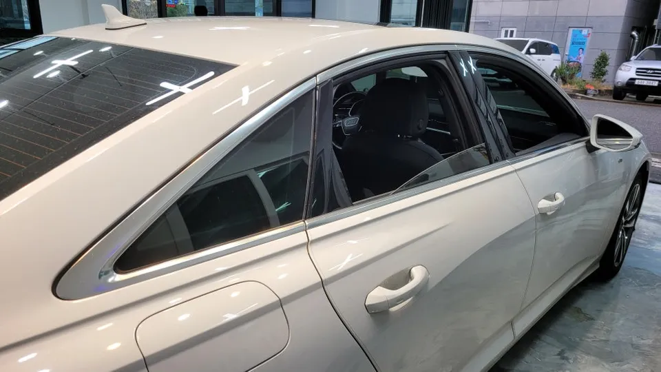 Audi A6のカーラッピング事例|クロームパーツの引き締め 施工写真 3-1