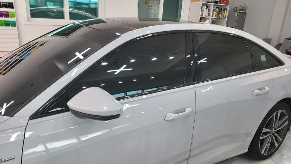 Audi A6のカーラッピング事例|クロームパーツの引き締め 施工写真 4-2