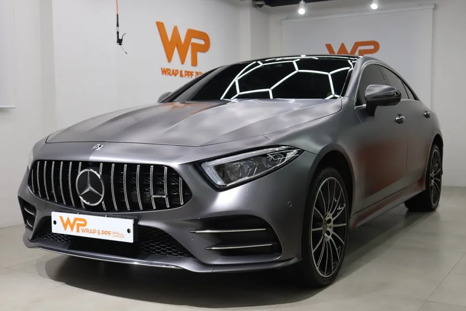 Mercedes-Benz CLS 450のカーラッピング事例：サテンダークグレー 施工写真 2-1