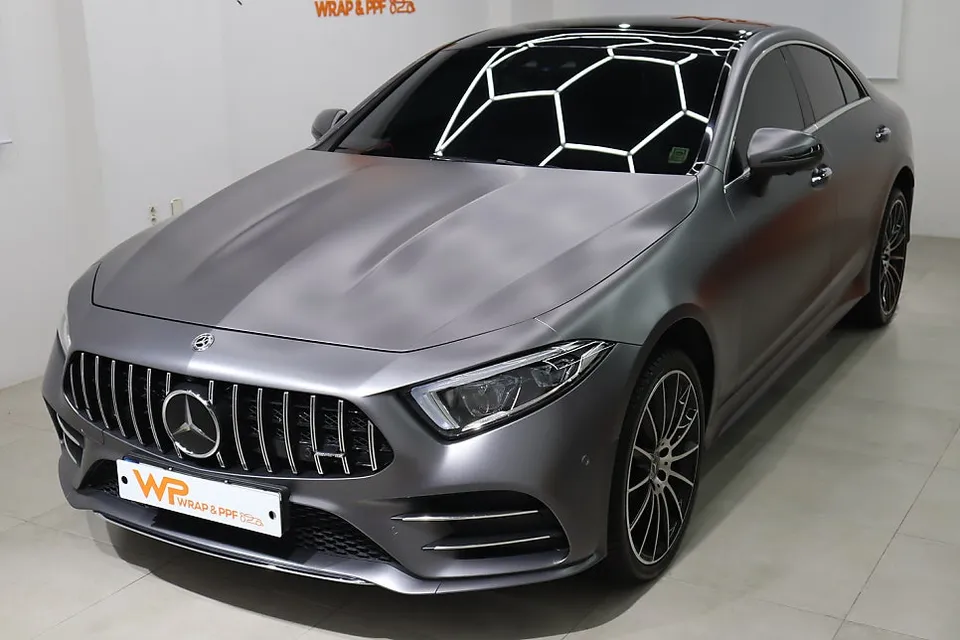 Mercedes-Benz CLS 450のカーラッピング事例：サテンダークグレー 施工写真 1-2