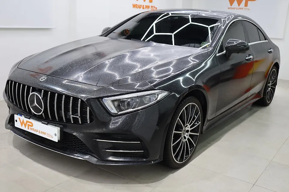 Mercedes-Benz CLS 450のカーラッピング事例：サテンダークグレー 施工写真 2-2