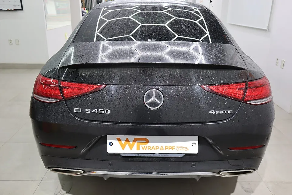 Mercedes-Benz CLS 450のカーラッピング事例：サテンダークグレー 施工写真 2-3
