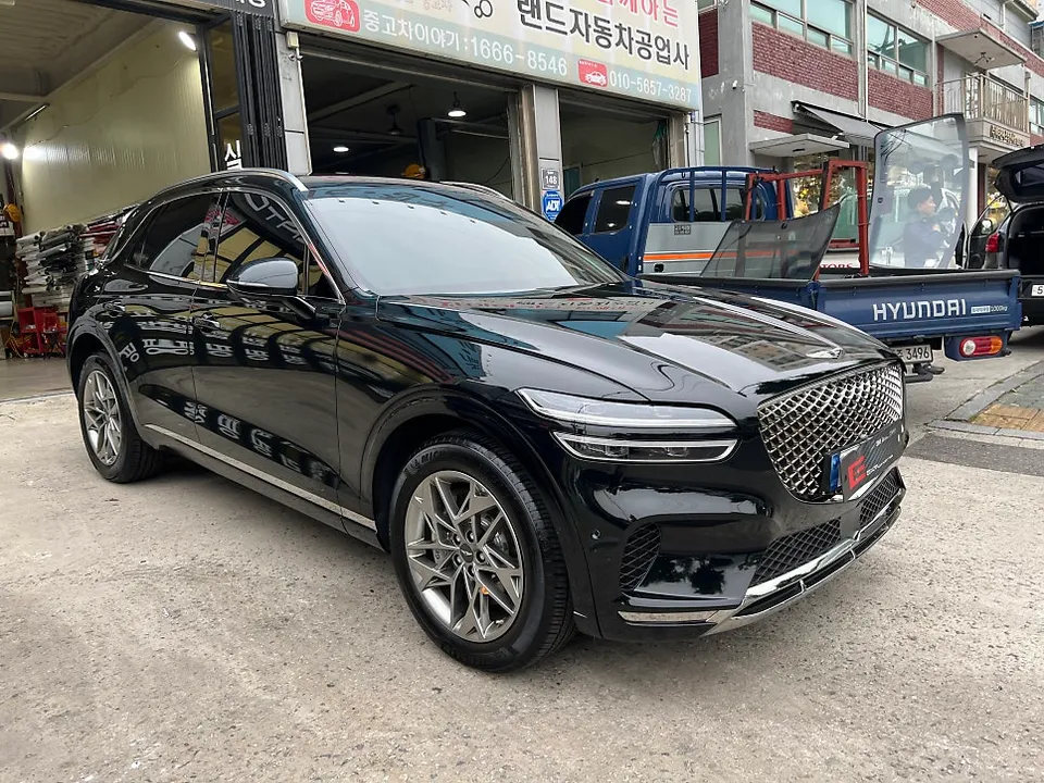 Genesis GV70のカーラッピング事例:高級感ある艶黒への変化 施工写真 2-2