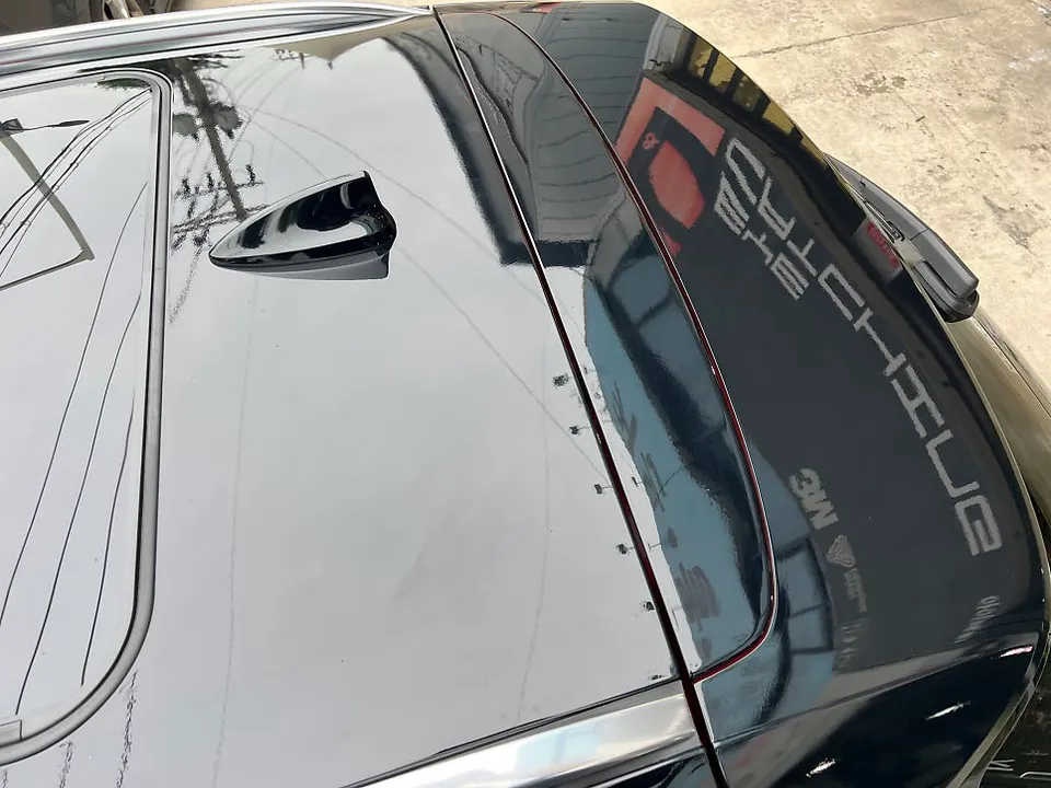 Genesis GV70のカーラッピング事例:高級感ある艶黒への変化 施工写真 3-3